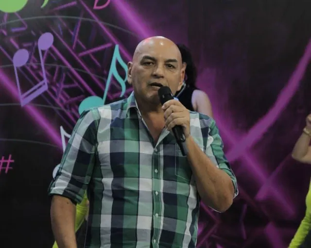Marcos Fernandes cantando ao microfone